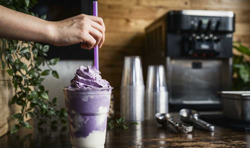 Softeis mit einer Mischung aus Ube-Pulver und Eiscreme