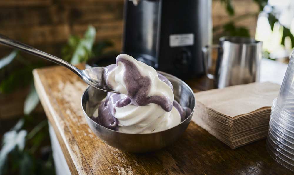 Modernes Ube-Dessert mit violettem Softeis