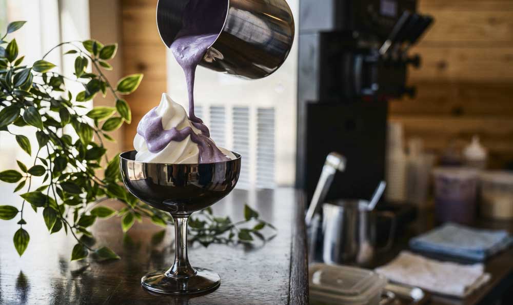 Softeis-Dessert mit Ube-Creme in einer Dessertschale