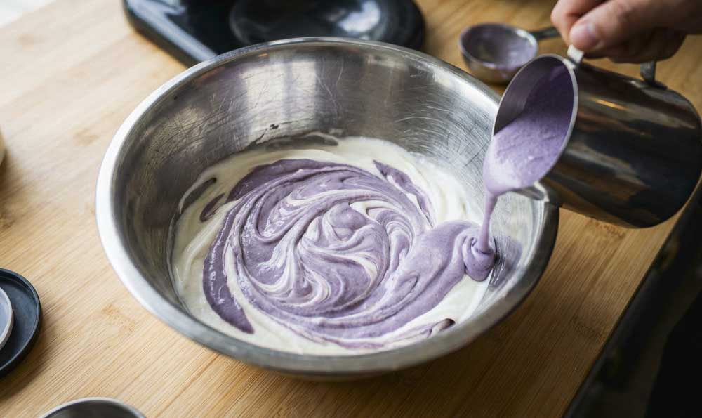 Zubereitung von Ube-Eis aus einer cremigen Eismischung
