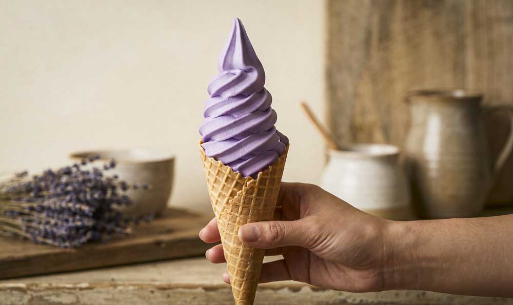 Violettes Ube-Softeis in der Waffel für die Gastronomie