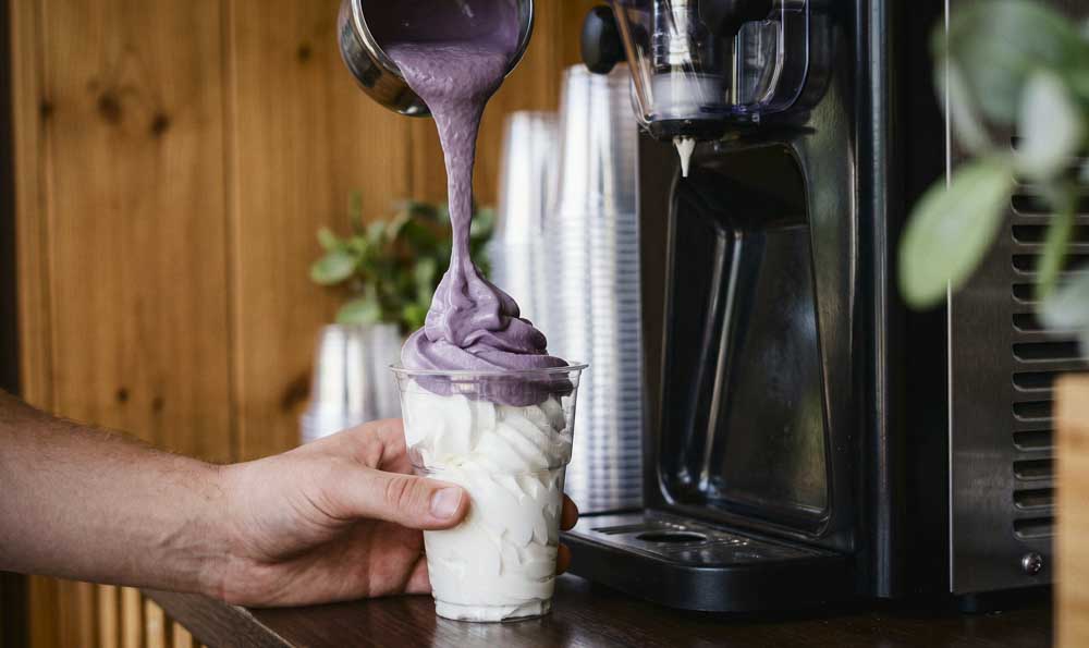 Zubereitung eines Ube-Desserts in einem Café
